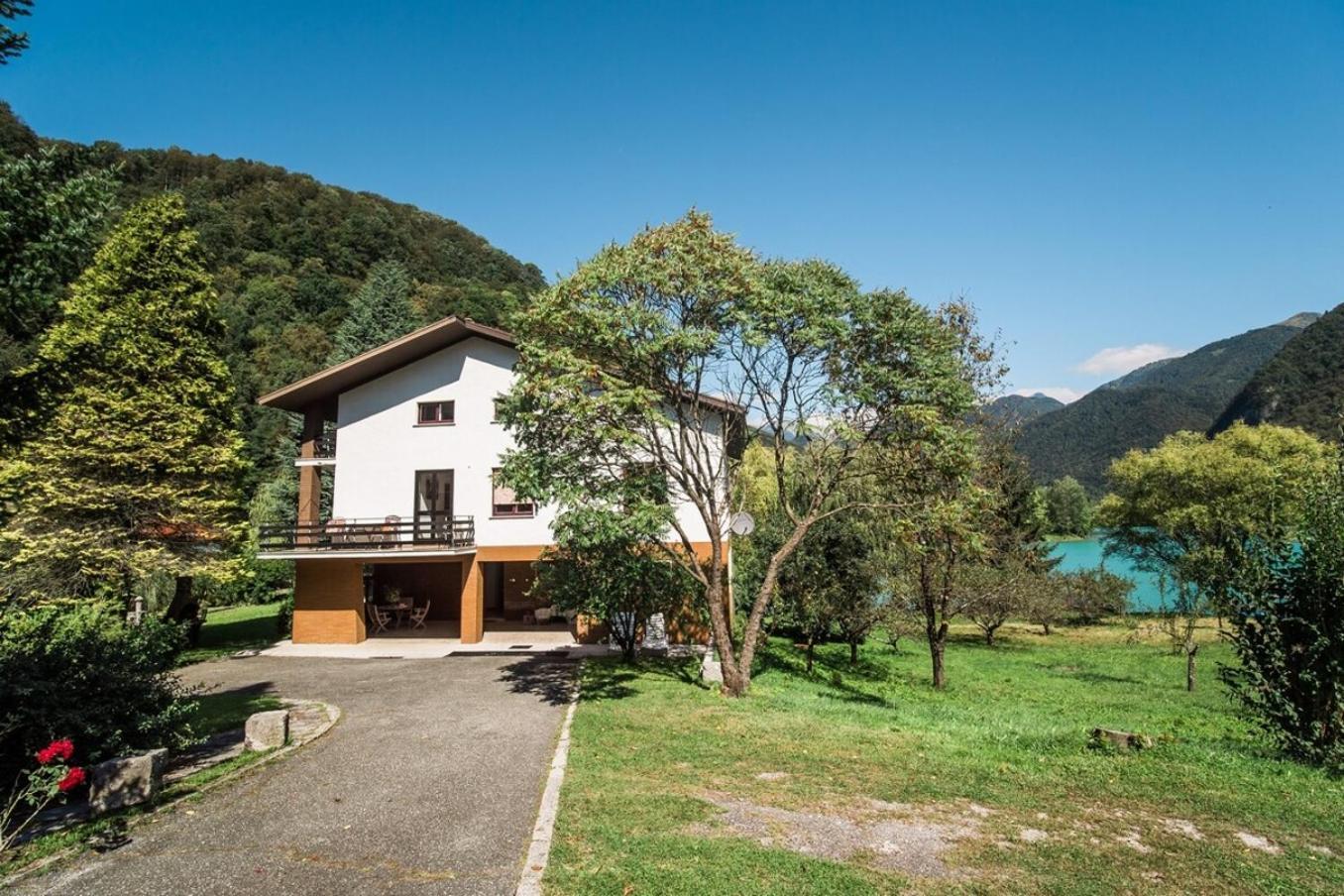 Vila Labod, Unique Villa At The Lake Most na Soči Esterno foto